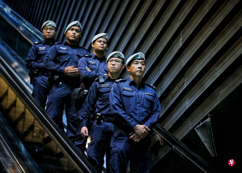 公共交通保安指挥处司令许伟强助理警察总监（右一）及警员陈奕榕全职国民服役警曹（右二）和另三名警员一同在地铁站巡逻。（严宣融摄）