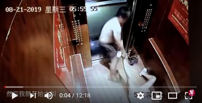 宇芽上载的视频显示男友不顾她的反抗呼喊,使劲要将她从电梯里往外拖拽,最终把她硬拖出去。(视频截图) 宇芽上载的视频显示男友不顾她的反抗呼喊,使劲要将她从电梯里往外拖拽,最终把她硬拖出去。(视频截图)