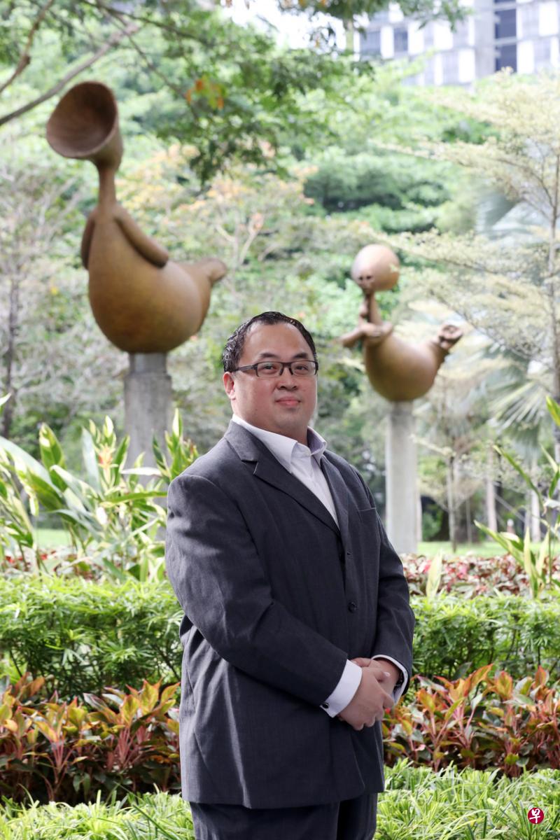 Astons饮食集团副总经理洪金荣获颁SHATEC杰出校友奖,去年他也是企业导师奖得奖人之一。(饶进礼摄) Astons饮食集团副总经理洪金荣获颁SHATEC杰出校友奖,去年他也是企业导师奖得奖人之一。(饶进礼摄)