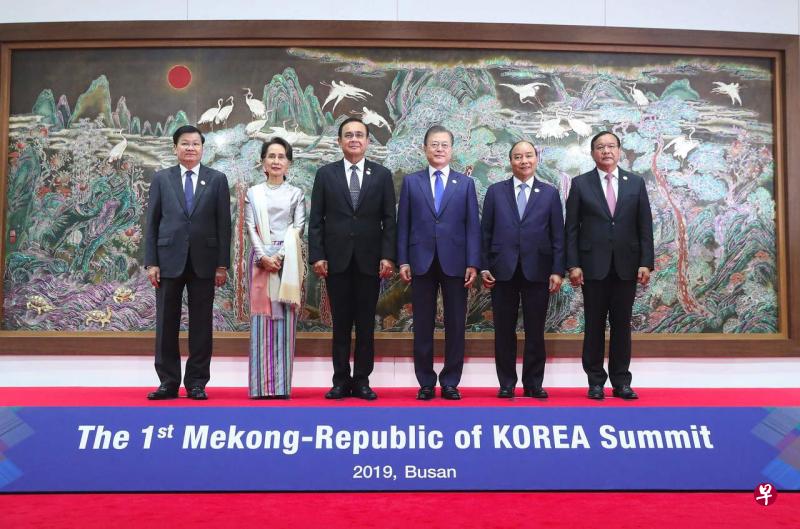 首届韩国-湄公河流域国家峰会由韩国总统文在寅(右三)和亚细安主席国泰国总理巴育(左三)共同主持,出席领导人包括老挝总理通伦(左一)、缅甸国务资政翁山淑枝(左二)、越南总理阮春福(右二)、柬埔寨副首相兼外交部长布拉索昆(右一)。韩国与湄公河流域国在会上共同发表了《汉江-湄公河宣言》。(法新社) 首届韩国-湄公河流域国家峰会由韩国总统文在寅(右三)和亚细安主席国泰国总理巴育(左三)共同主持,出席领导人包括老挝总理通伦(左一)、缅甸国务资政翁山淑枝(左二)、越南总理阮春福(右二)、柬埔寨副首相兼外交部长布拉索昆(右一)。韩国与湄公河流域国在会上共同发表了《汉江-湄公河宣言》。(法新社)