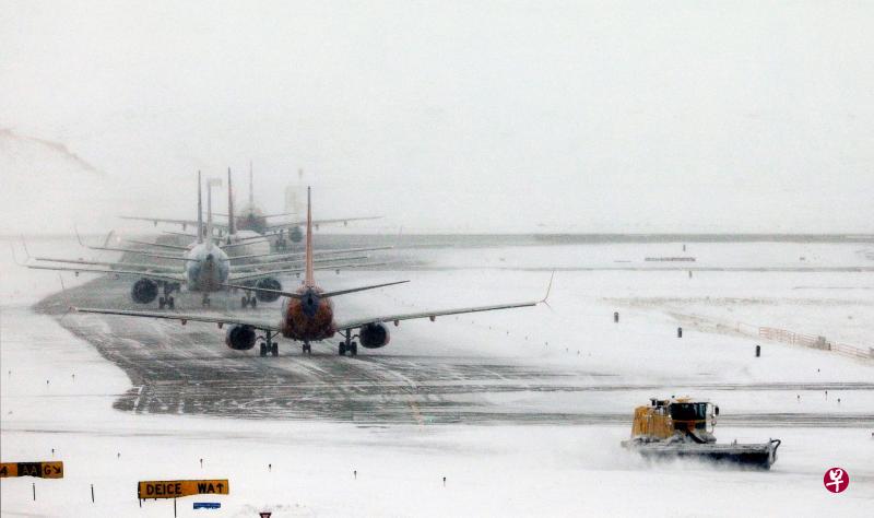 暴风雪26日来袭,导致美国丹佛国际机场近500趟航班取消,机场工作人员利用扫雪机清除跑道上的积雪,让客机能够顺利起飞。(路透社) 暴风雪26日来袭,导致美国丹佛国际机场近500趟航班取消,机场工作人员利用扫雪机清除跑道上的积雪,让客机能够顺利起飞。(路透社)