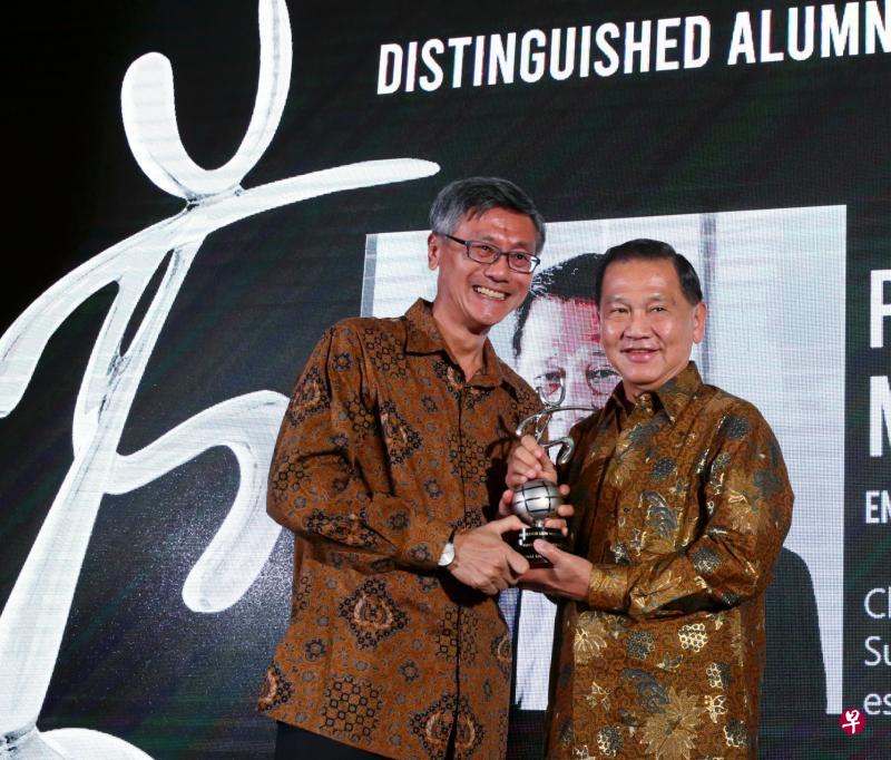 樟宜机场集团主席兼盛裕控股集团主席廖文良教授(右)从国大校长陈永财教授手中接过卓越校友服务奖。(陈佩敏摄) 樟宜机场集团主席兼盛裕控股集团主席廖文良教授(右)从国大校长陈永财教授手中接过卓越校友服务奖。(陈佩敏摄)