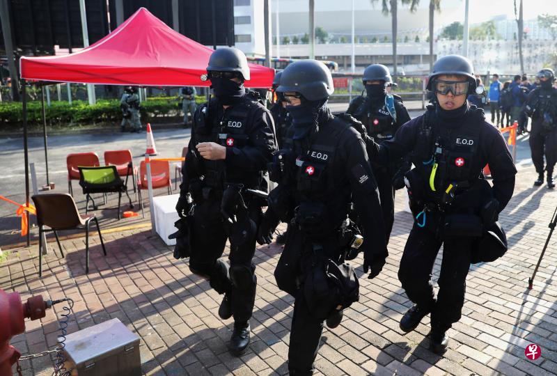 香港警方和消防组成安全小组今早进入理大校园,强调行动目的是处理危险品及进行罪案现场搜证工作。(路透社) 香港警方和消防组成安全小组今早进入理大校园,强调行动目的是处理危险品及进行罪案现场搜证工作。(路透社)