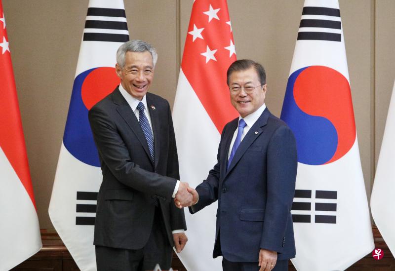 11月23日,出访韩国的李显龙总理(左)在青瓦台与韩国总统文在寅会面。(档案照片) 11月23日,出访韩国的李显龙总理(左)在青瓦台与韩国总统文在寅会面。(档案照片)