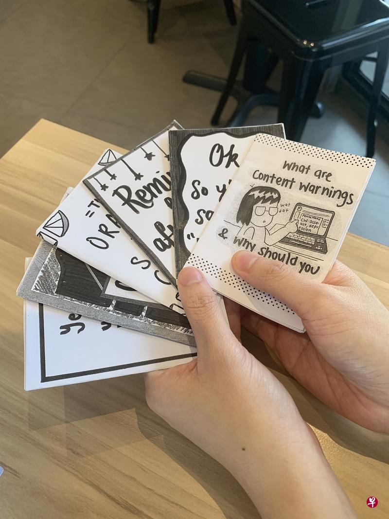 彭小姐今早向记者展示她手绘的漫画画册, 希望能让有相同遭遇的人找到知音。(张曦予摄) 彭小姐今早向记者展示她手绘的漫画画册, 希望能让有相同遭遇的人找到知音。(张曦予摄)