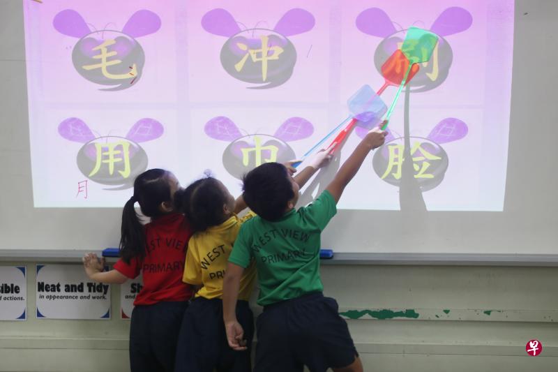 孩童天生是有强烈求知欲的,其学习语言更是一种天性使然,我们切不可理性地遏制这可贵的本性。(档案照) 孩童天生是有强烈求知欲的,其学习语言更是一种天性使然,我们切不可理性地遏制这可贵的本性。(档案照)