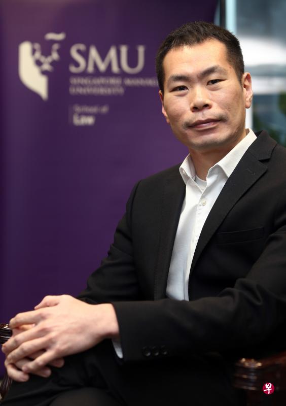 陈伟杰刚完成法律学位,待明年完成培训、考取执业资格后,就可成为合格律师。(萧紫薇摄) 陈伟杰刚完成法律学位,待明年完成培训、考取执业资格后,就可成为合格律师。(萧紫薇摄)