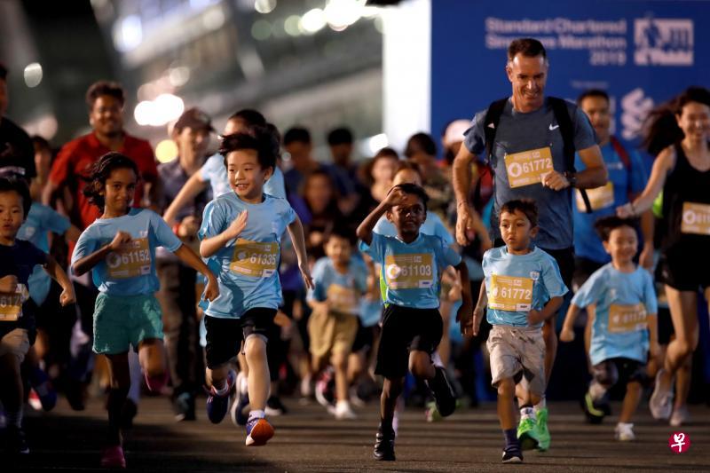 渣打银行新加坡马拉松赛的700米儿童冲刺赛昨晚7时举行,共吸引2000人参加。(渣打银行新加坡马拉松赛提供) 渣打银行新加坡马拉松赛的700米儿童冲刺赛昨晚7时举行,共吸引2000人参加。(渣打银行新加坡马拉松赛提供)