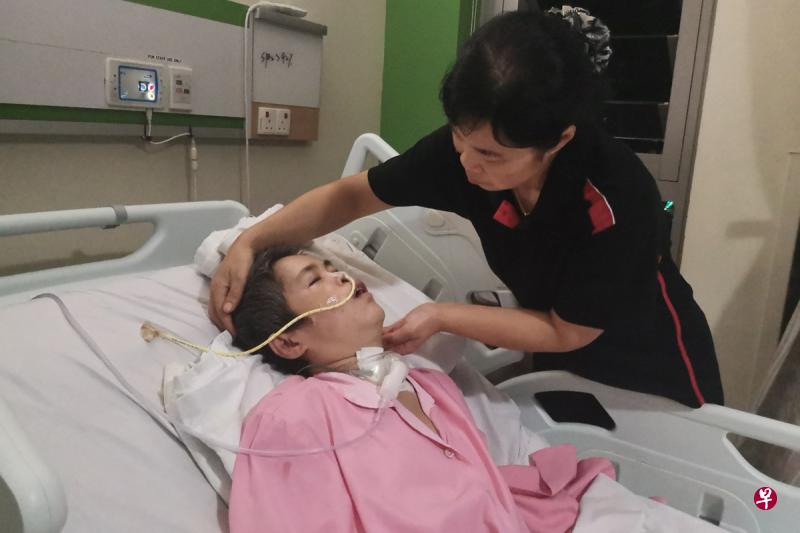 王玉环几乎每天三小时往返东部宿舍与西部裕廊东的黄廷方医院,希望姐姐王玉玲能奇迹康复。(温伟中摄影) 王玉环几乎每天三小时往返东部宿舍与西部裕廊东的黄廷方医院,希望姐姐王玉玲能奇迹康复。(温伟中摄影)