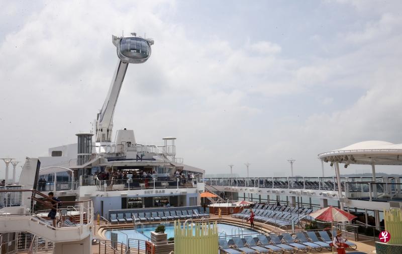 亚洲最大游轮之一的海洋量子号上设有可鸟瞰海景的北极星舱室,乘客也可体验甲板跳伞、密室逃脱和激光枪战等活动。(邬福梁摄) 亚洲最大游轮之一的海洋量子号上设有可鸟瞰海景的北极星舱室,乘客也可体验甲板跳伞、密室逃脱和激光枪战等活动。(邬福梁摄)