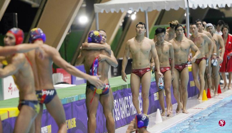 菲律宾队员赛后开心拥抱,新加坡水球健将周檠伦(中)、施典毅(左六)和李成康(左七)等则满脸失望。(林泽锐摄) 菲律宾队员赛后开心拥抱,新加坡水球健将周檠伦(中)、施典毅(左六)和李成康(左七)等则满脸失望。(林泽锐摄)