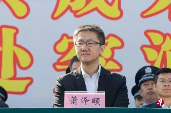 香港警务处副处长萧泽颐11月29日观看珠海公安在港珠澳大桥口岸举行反恐演练。(珠海公安微信号) 香港警务处副处长萧泽颐11月29日观看珠海公安在港珠澳大桥口岸举行反恐演练。(珠海公安微信号)