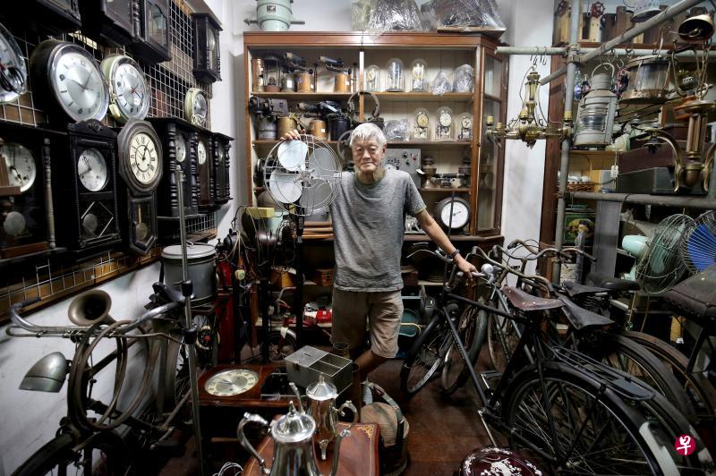 75岁的江祥满开古董店47年,店里堆满各类老旧的历史遗物。他说,这辈子就和垃圾打交道。 75岁的江祥满开古董店47年,店里堆满各类老旧的历史遗物。他说,这辈子就和垃圾打交道。