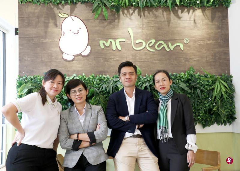 豆先生在越南的特许经营商EGroup集团,除了营销总监周皇江(右二),还有不少管理层人员都是年轻人。(陈斌勤摄) 豆先生在越南的特许经营商EGroup集团,除了营销总监周皇江(右二),还有不少管理层人员都是年轻人。(陈斌勤摄)