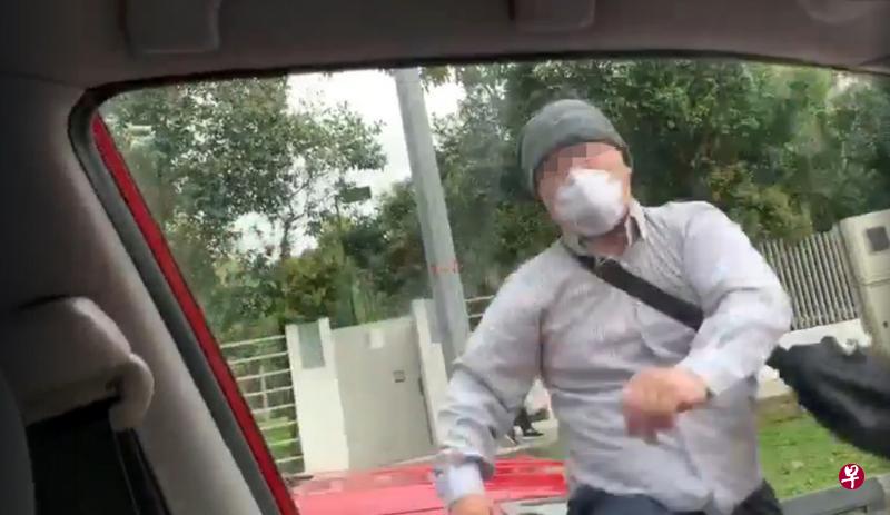 戴着帽子口罩的得运德士司机，疑在转换车道时没有打信号灯，被另一辆车子鸣车笛后，他先下车挑衅。（互联网）