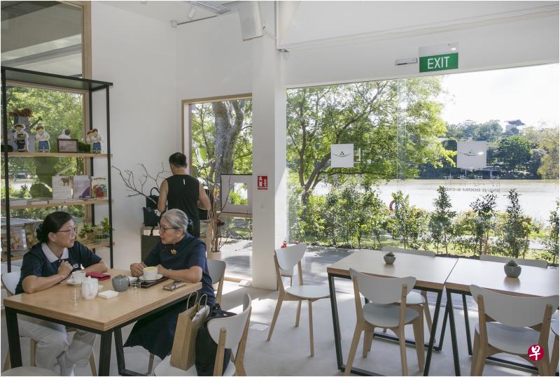 慈济人文青年中心设在义顺湖畔旁,中心结合开放式设计和落地窗,让公众即使坐在室内也能饱览池塘美景。(特约熊俊华摄) 慈济人文青年中心设在义顺湖畔旁,中心结合开放式设计和落地窗,让公众即使坐在室内也能饱览池塘美景。(特约熊俊华摄)