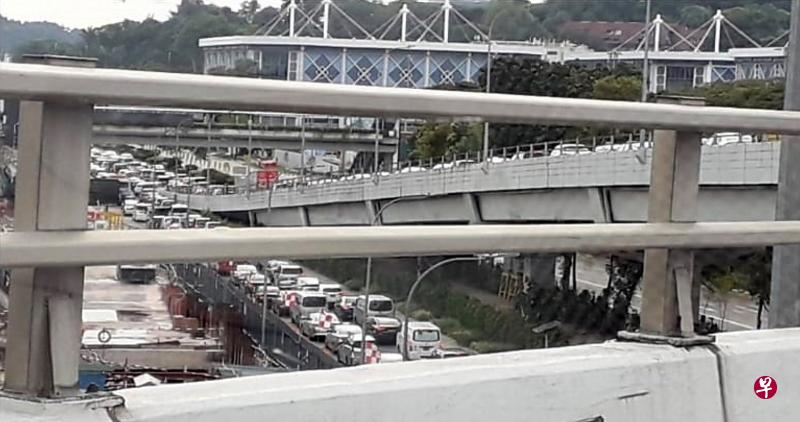多个路段受封路影响大阻塞。(受访者提供) 多个路段受封路影响大阻塞。(受访者提供)