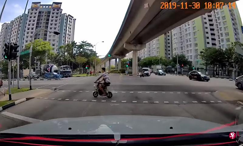 电动踏板车骑士闯过红灯,险些遭轿车撞上。(截自面簿) 电动踏板车骑士闯过红灯,险些遭轿车撞上。(截自面簿)