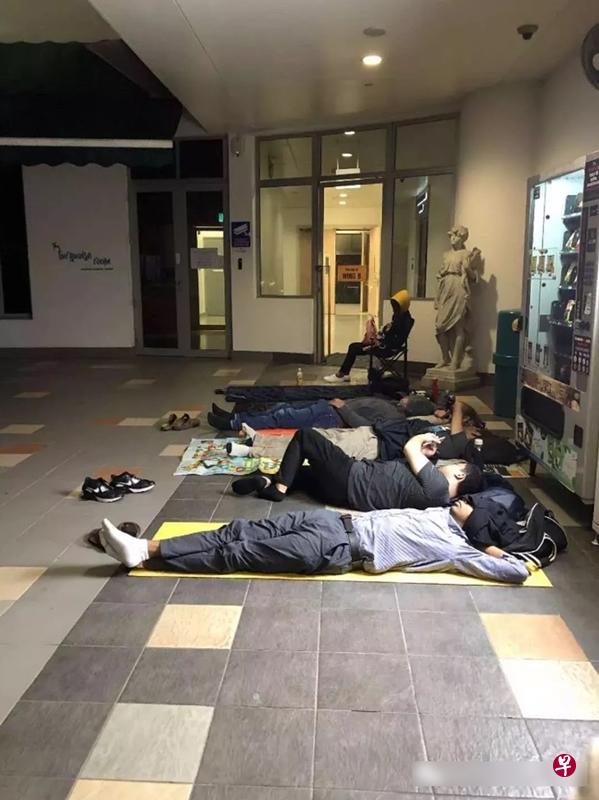 前五名到场家长准备好睡袋、瑜伽垫等,漏夜排队席地而睡。(新加坡眼提供) 前五名到场家长准备好睡袋、瑜伽垫等,漏夜排队席地而睡。(新加坡眼提供)