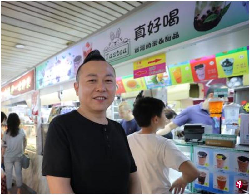 代恒江从珍珠坊一个小小麻辣摊位起步,不断注资本地餐饮业,如今坐拥一座三层楼麻辣菜馆、两个中央厨房及泡泡茶店。(海峡时报) 代恒江从珍珠坊一个小小麻辣摊位起步,不断注资本地餐饮业,如今坐拥一座三层楼麻辣菜馆、两个中央厨房及泡泡茶店。(海峡时报)