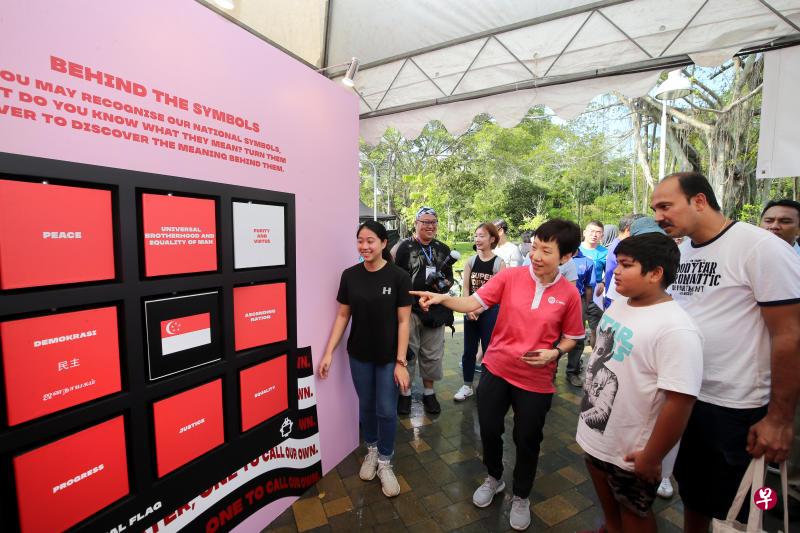 文化、社区及青年部长傅海燕(右三)在融合嘉年华,与公众一起参观有关国旗、国歌等国家象征的展览。(严宣融摄) 文化、社区及青年部长傅海燕(右三)在融合嘉年华,与公众一起参观有关国旗、国歌等国家象征的展览。(严宣融摄)
