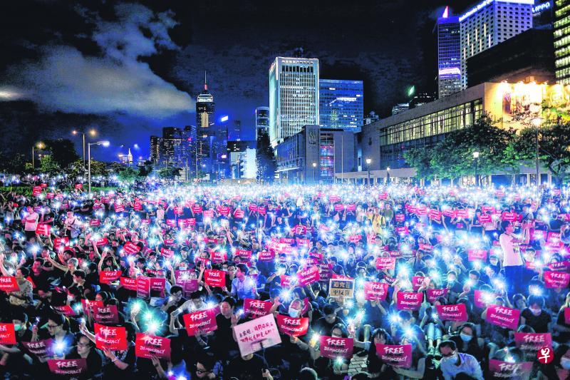 香港的反修例示威从平和走向暴力,其走向和拉锯时间之长,大概没有人一开始预估得到。图为6月26日,示威者在由民间人权阵线发起的集会上,亮起手机荧幕,要求港府回应五大诉求。 (欧新社) 香港的反修例示威从平和走向暴力,其走向和拉锯时间之长,大概没有人一开始预估得到。图为6月26日,示威者在由民间人权阵线发起的集会上,亮起手机荧幕,要求港府回应五大诉求。 (欧新社)