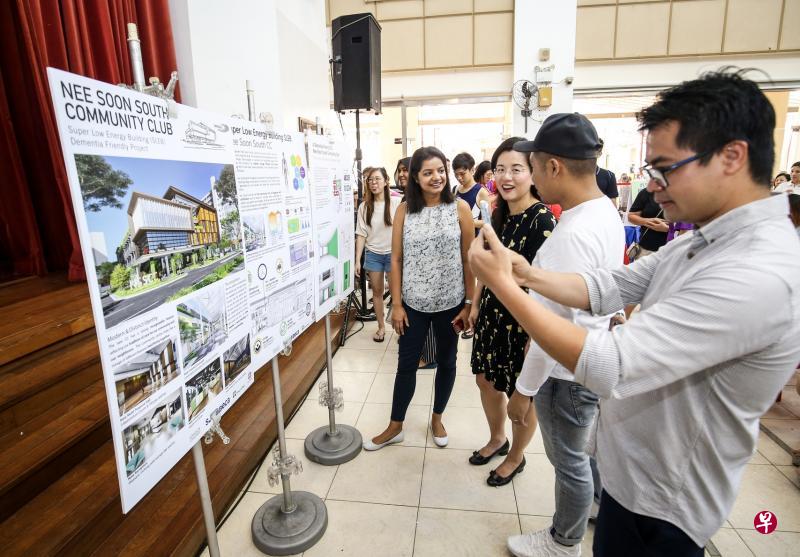 在昨天的开放日活动中,红布揭开后,居民纷纷向前一览义顺南民众俱乐部的翻新介绍。(叶振忠摄) 在昨天的开放日活动中,红布揭开后,居民纷纷向前一览义顺南民众俱乐部的翻新介绍。(叶振忠摄)