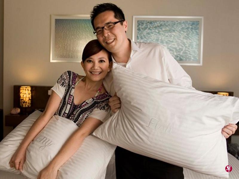 梁静茹(左)与赵元同完成离婚手续。(互联网) 梁静茹(左)与赵元同完成离婚手续。(互联网)