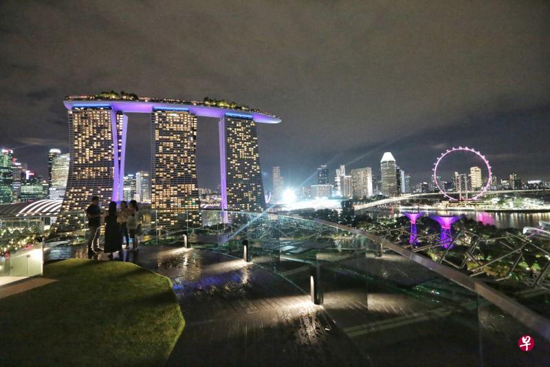 擎天树观景台将在12月27日开放,是滨海湾花园最高的观景台,图为观景台第二层所看到的滨海湾美景。(徐颖荃摄) 擎天树观景台将在12月27日开放,是滨海湾花园最高的观景台,图为观景台第二层所看到的滨海湾美景。(徐颖荃摄)