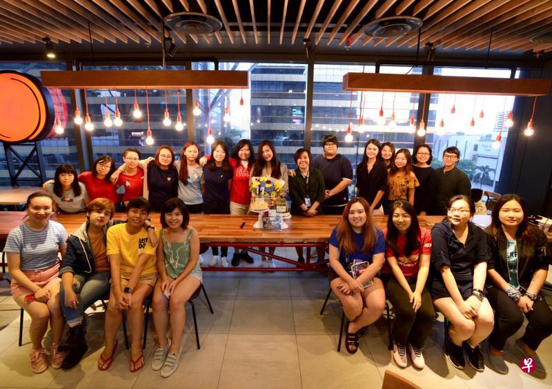 瑞恩上周六和“瑞不可当”(RBKD)粉丝后援会成员一起看《老友》电视电影并聚餐。(RBKD提供) 瑞恩上周六和“瑞不可当”(RBKD)粉丝后援会成员一起看《老友》电视电影并聚餐。(RBKD提供)