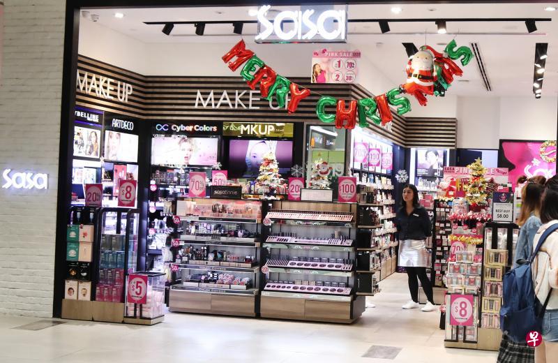莎莎国际在新加坡的管理团队将与各新加坡店铺的业主展开协商,以期尽早关闭店铺,而每间店铺的确实关闭时间将取决于与个别业主的商议。图为莎莎位于宏茂桥城的分店。(陈来福摄) 莎莎国际在新加坡的管理团队将与各新加坡店铺的业主展开协商,以期尽早关闭店铺,而每间店铺的确实关闭时间将取决于与个别业主的商议。图为莎莎位于宏茂桥城的分店。(陈来福摄)