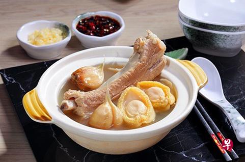 “老2肉骨茶私房菜”新推出的鲍鱼肉骨茶。(受访者提供) “老2肉骨茶私房菜”新推出的鲍鱼肉骨茶。(受访者提供)