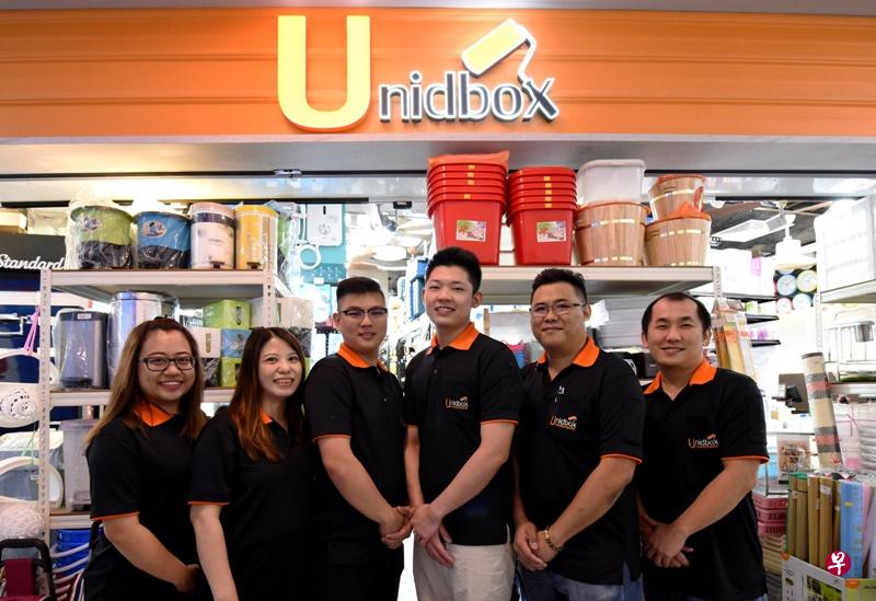 老板黄兴坤(右一)与新店面的员工合照。(图/受访者提供) 老板黄兴坤(右一)与新店面的员工合照。(图/受访者提供)