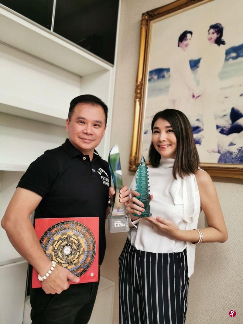 广为演艺界人士熟悉的慧师傅,与知名艺人陈秀环合影。(图/受访者提供) 广为演艺界人士熟悉的慧师傅,与知名艺人陈秀环合影。(图/受访者提供)