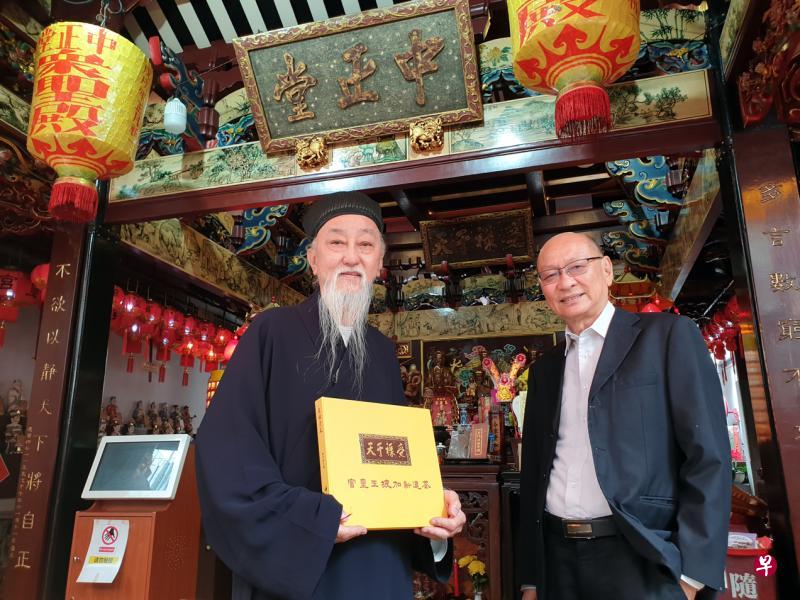 新加坡道教协会明年将出版新书《受禄于天：走进新加坡玉皇宫》，图为新加坡道教协会会长兼新加坡玉皇宫住持李至旺（左）及新书主编柯木林。（李天锜摄）