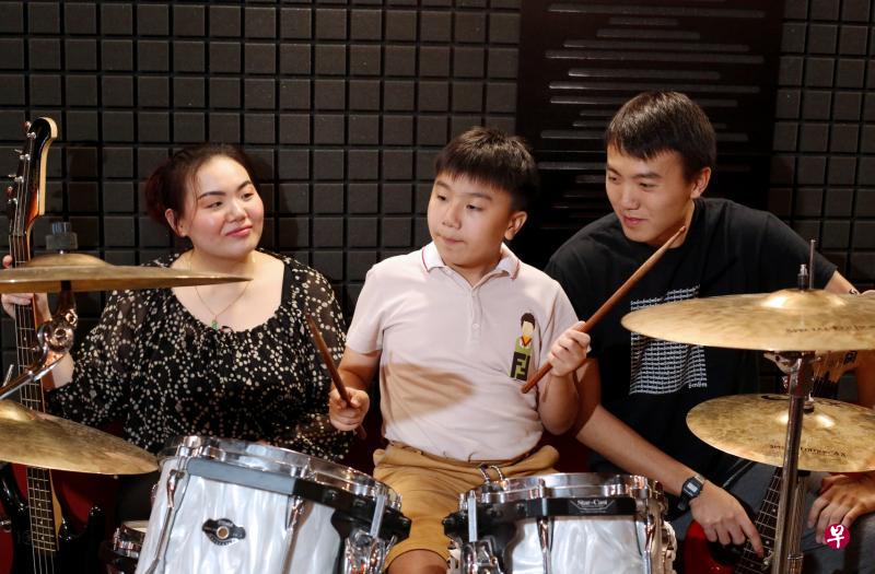林立妍(左一)和二弟林允翔(右一)或许跟患有自闭症的小弟林楷尧(中)在语言沟通上有局限,但音乐却为他们打开了另一扇门。 林立妍(左一)和二弟林允翔(右一)或许跟患有自闭症的小弟林楷尧(中)在语言沟通上有局限,但音乐却为他们打开了另一扇门。