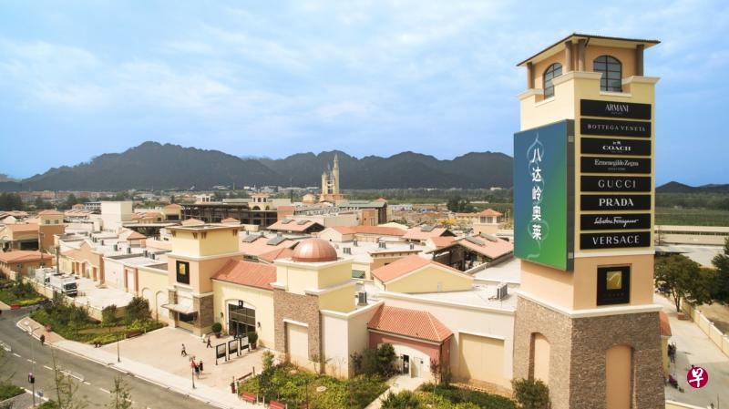 位于北京陈庄的八达岭奥莱包含14栋大楼，占地12万8690平方米。（北京华联商业信托提供）