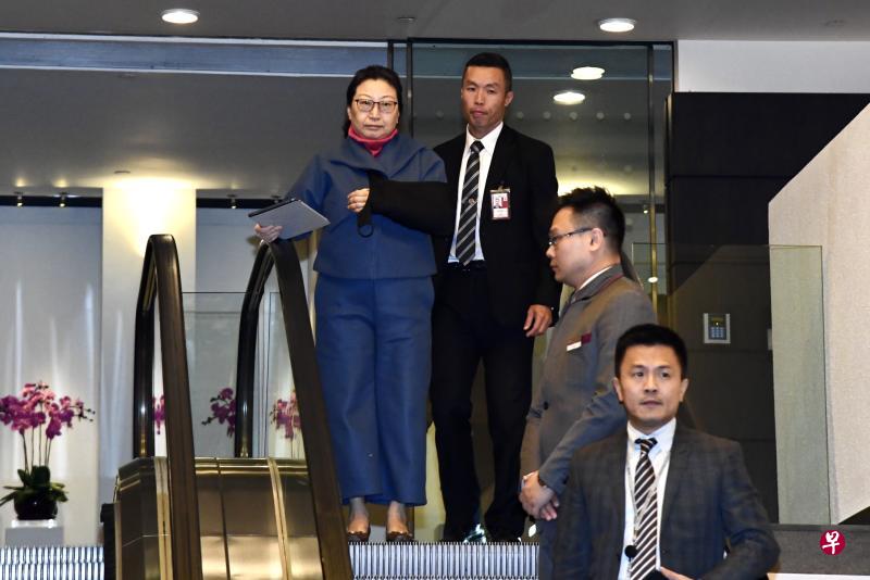 香港律政司长郑若骅昨天返回香港,透露自己在英国接受手术后由中国驻英大使馆安排到北京治疗。(中通社) 香港律政司长郑若骅昨天返回香港,透露自己在英国接受手术后由中国驻英大使馆安排到北京治疗。(中通社)