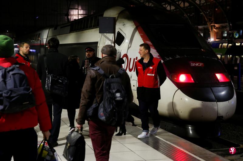 受到大罢工影响,法国九成的TGV高铁服务中断。(路透社) 受到大罢工影响,法国九成的TGV高铁服务中断。(路透社)