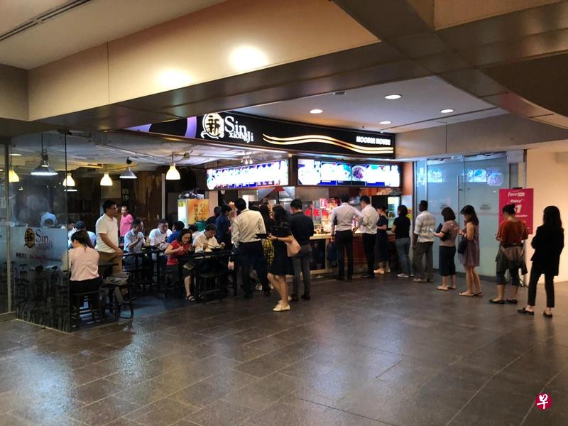 招牌香菇肉脞面,配料丰盛。 在用餐时段,店前经常出现排队人龙。(图/受访者提供) 招牌香菇肉脞面,配料丰盛。 在用餐时段,店前经常出现排队人龙。(图/受访者提供)