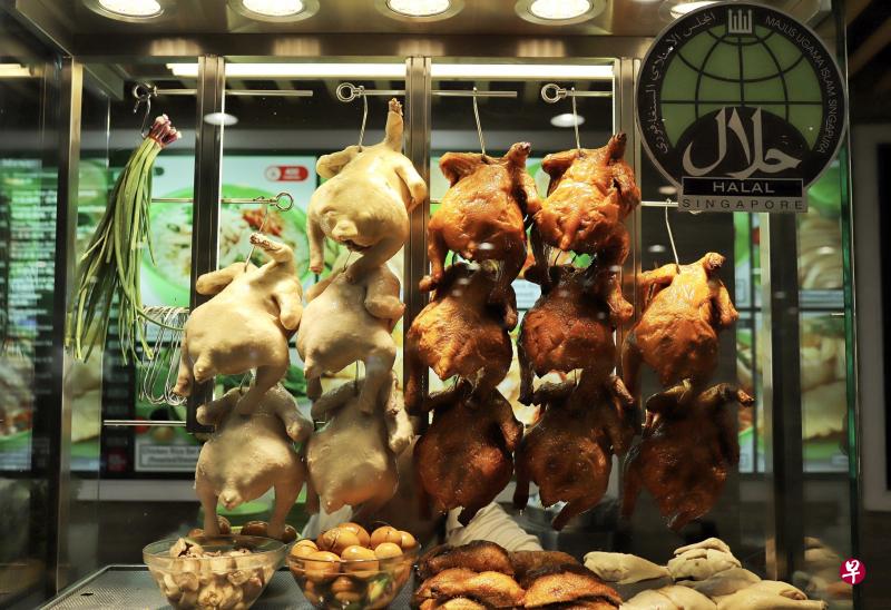 无名海南鸡饭摊位挂着的鸡只,诱人食指大动。(受访者提供) 无名海南鸡饭摊位挂着的鸡只,诱人食指大动。(受访者提供)