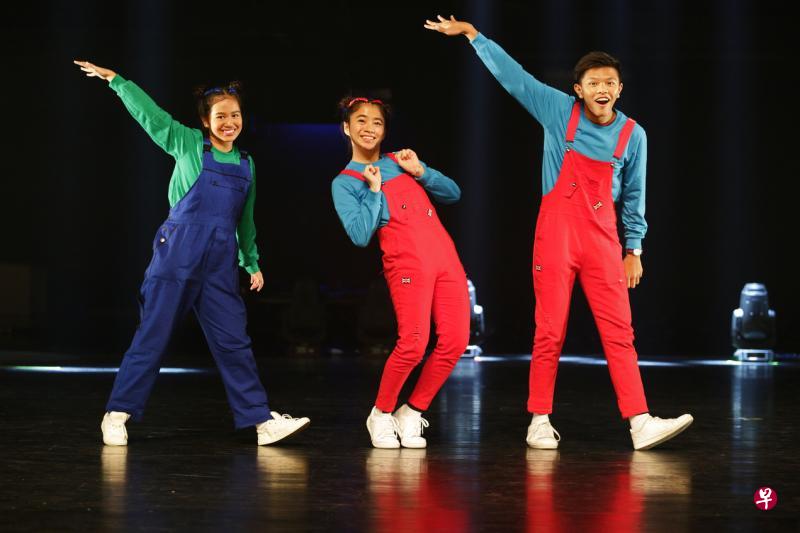 阿菲克(右起)和颜筠桓是失聪舞者,两人与好朋友艾德安娜参演今年工艺教育学院的年度舞蹈表演。(李薇摄) 阿菲克(右起)和颜筠桓是失聪舞者,两人与好朋友艾德安娜参演今年工艺教育学院的年度舞蹈表演。(李薇摄)