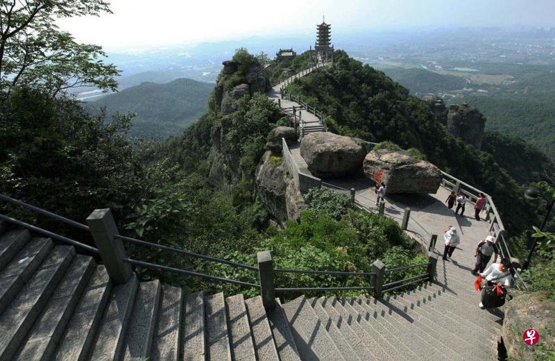 俯看绍兴香炉峰。(王远昌摄) 俯看绍兴香炉峰。(王远昌摄)
