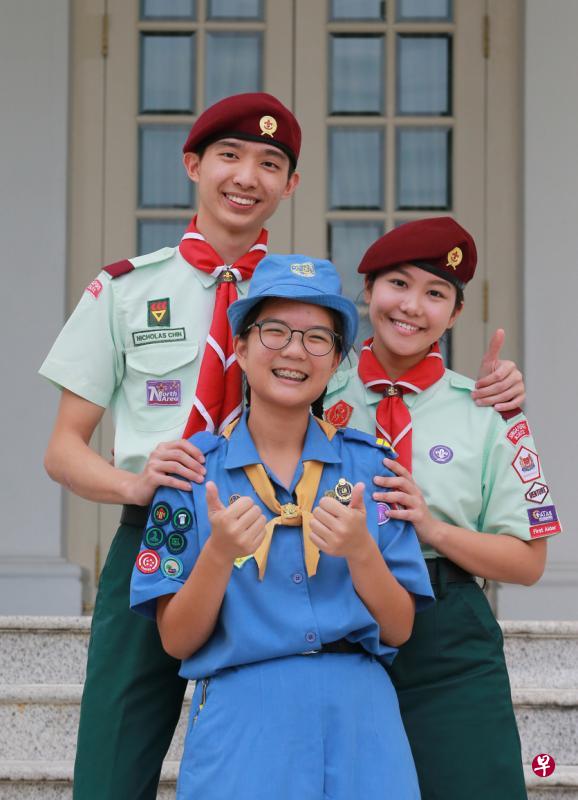 童子军陈俊恒(左)和符凯恩(右)以及女童军李雁晴(中)通过重重考验,昨天从哈莉玛总统手中接获总统童军奖。(唐家鸿摄) 童子军陈俊恒(左)和符凯恩(右)以及女童军李雁晴(中)通过重重考验,昨天从哈莉玛总统手中接获总统童军奖。(唐家鸿摄)