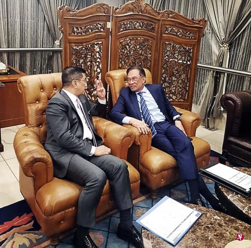 阿兹敏(左)昨天在公正党大会前夕,与安华在国会办公室内讨论大会筹备工作。这也是自去年11月党选两人关系闹僵后,阿兹敏首次出席公正党内部会议。(东方日报) 阿兹敏(左)昨天在公正党大会前夕,与安华在国会办公室内讨论大会筹备工作。这也是自去年11月党选两人关系闹僵后,阿兹敏首次出席公正党内部会议。(东方日报)