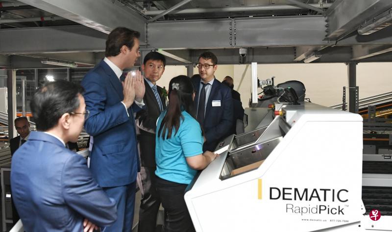 波洛莱集团主席兼总裁波洛莱(左二)和波洛莱Blue Hub综合项目主管特鲁普斯维(右一)向贸工部兼教育部高级政务部长徐芳达(左三)介绍物流大楼内的设施。(海峡时报) 波洛莱集团主席兼总裁波洛莱(左二)和波洛莱Blue Hub综合项目主管特鲁普斯维(右一)向贸工部兼教育部高级政务部长徐芳达(左三)介绍物流大楼内的设施。(海峡时报)