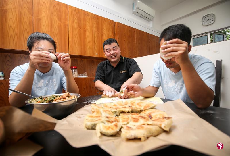 绝望中获得帮助的黄宗柱(中)每周一天到客工援助组织烹煮美食,最常包水饺和煎锅贴,也陪陪遭遇工伤的客工聊天。 绝望中获得帮助的黄宗柱(中)每周一天到客工援助组织烹煮美食,最常包水饺和煎锅贴,也陪陪遭遇工伤的客工聊天。