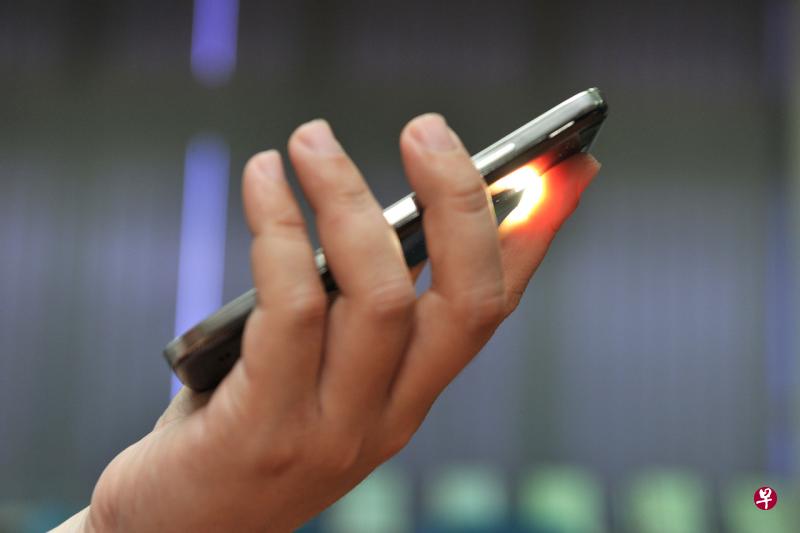 网上流传一则不实信息,称从本月1日起过马路用手机将被罚1000元。(示意图) 网上流传一则不实信息,称从本月1日起过马路用手机将被罚1000元。(示意图)