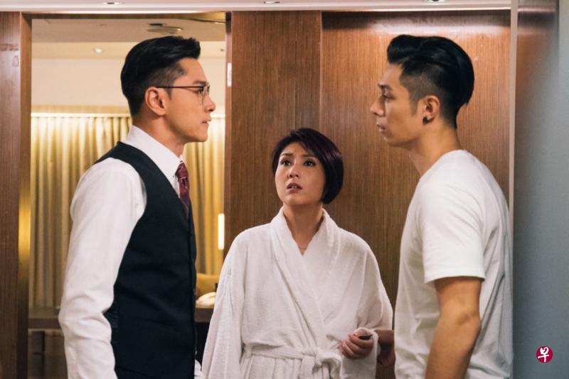 杨千嬅(中)跌入人生低谷,获周柏豪(右)陪伴鼓励,当出轨丈夫黄浩然回头,陷入三角恋纠缠。(互联网) 杨千嬅(中)跌入人生低谷,获周柏豪(右)陪伴鼓励,当出轨丈夫黄浩然回头,陷入三角恋纠缠。(互联网)