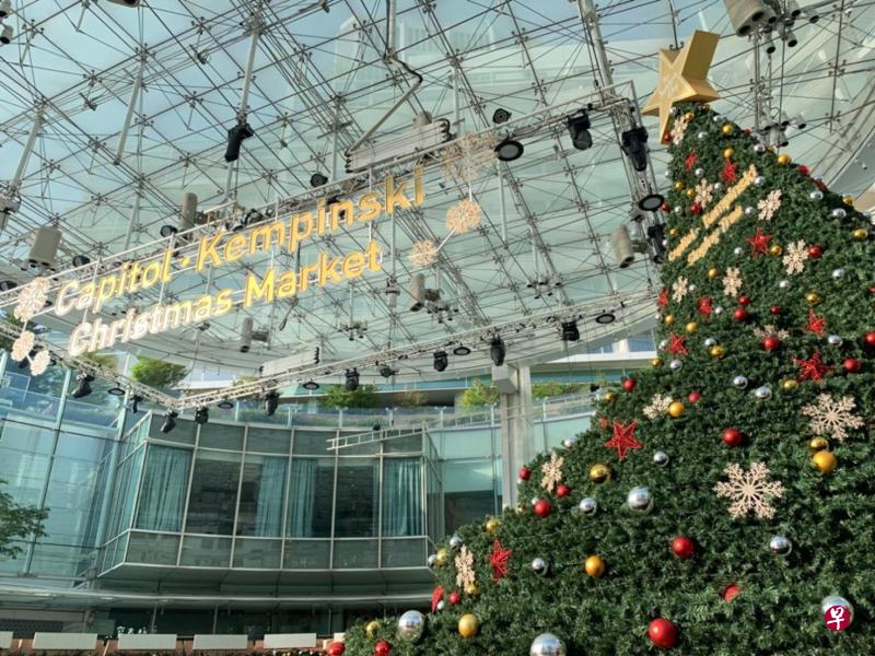 “首都·凯宾斯基圣诞市集”首次出现8米高巨型唱歌圣诞树。(商家提供) “首都·凯宾斯基圣诞市集”首次出现8米高巨型唱歌圣诞树。(商家提供)